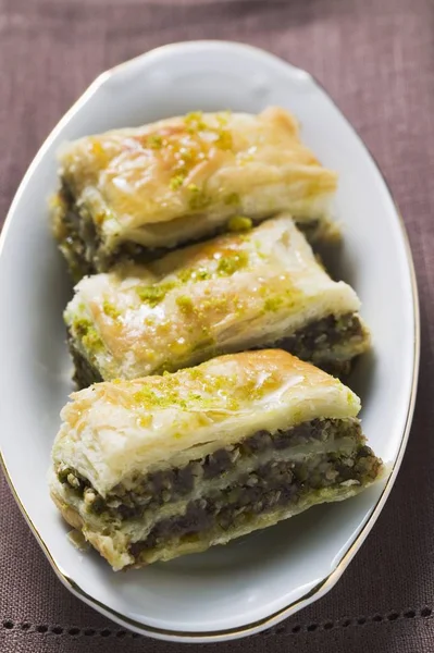 Bal ve antep fıstığı ile baklava böreği — Stok fotoğraf