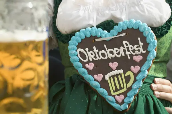 Vista Cortada Mulher Com Coração Lebkuchen Oktoberfest — Fotografia de Stock