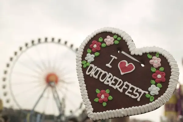 Vista Primer Plano Del Corazón Lebkuchen Con Rueda Fortuna Fondo —  Fotos de Stock