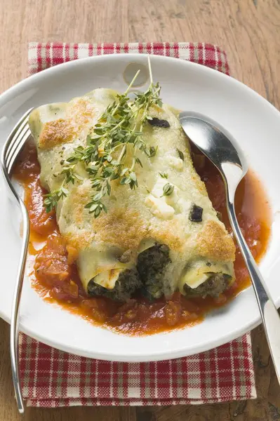 Cannelloni pasta with spinach and cheese — Stock Photo, Image