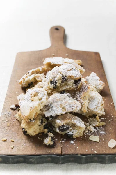 Stollen pieces on chopping board — Stock Photo, Image