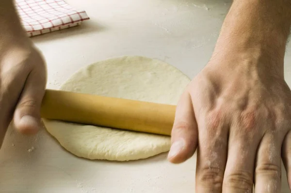 Chef massa de pizza rolando — Fotografia de Stock