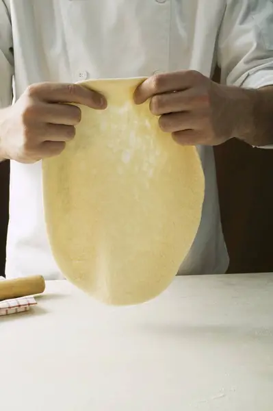 Chef estirando masa de pizza — Foto de Stock