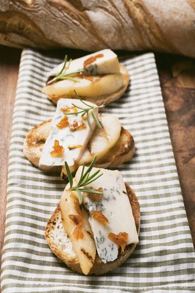 Gorgonzola med päron och pralin — Stockfoto