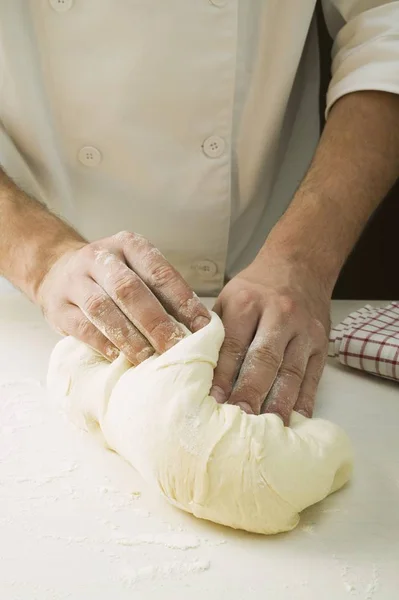 Chef-kok pizza deeg kneden — Stockfoto