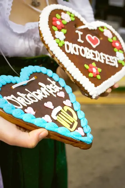 Περικοπεί Δείτε Χέρια Κρατώντας Στα Lebkuchen Καρδιές — Φωτογραφία Αρχείου