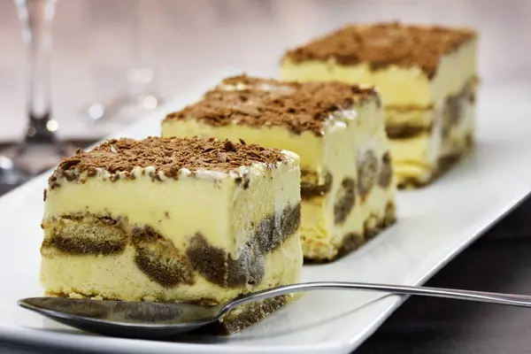 Tiramisù su piatto con cucchiaio — Foto Stock