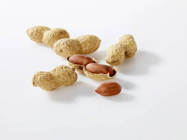 Peanuts with intact and shell — Stock Photo, Image