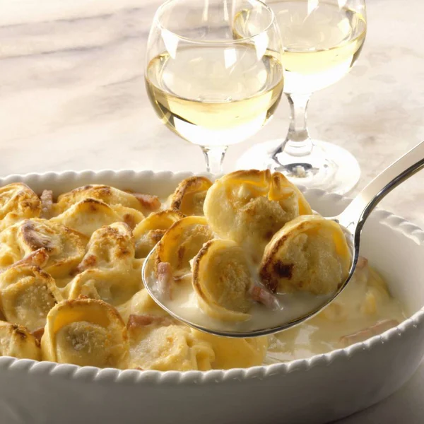 Tortellini au four au jambon et sauce — Photo