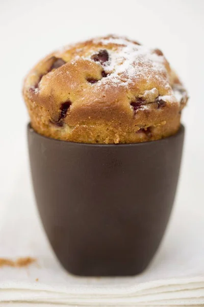 Erdbeer-Muffin in Tasse — Stockfoto