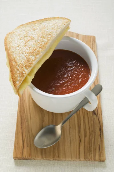 番茄汤配烤的奶酪三明治 — 图库照片