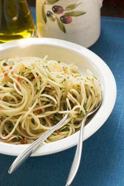 Spaghetti z chilli i zioła — Zdjęcie stockowe