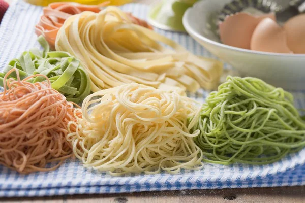 Various types of homemade pasta — Stock Photo, Image