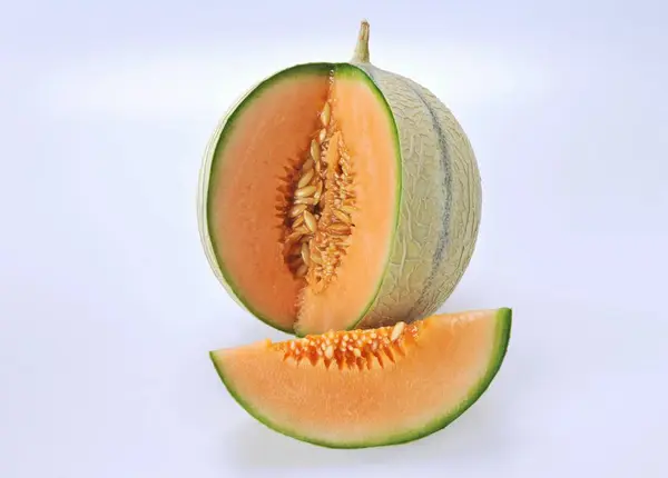 Cantaloupe meloen met sectie verwijderd — Stockfoto
