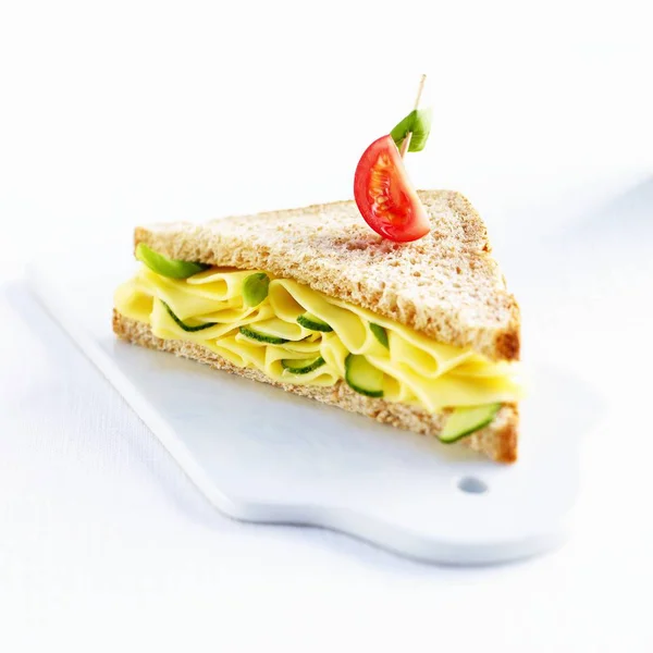 Sandwich fromage et cornichon — Photo