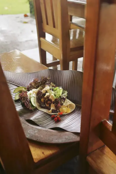 Vista Diurna Elevada Burrito Uma Folha Banco Madeira — Fotografia de Stock