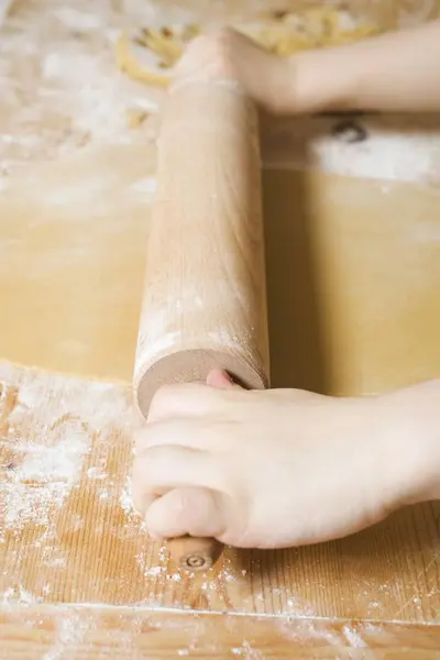 Vue Recadrée Des Mains Enfant Déroulant Pâtisserie — Photo