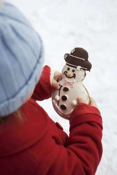Обрезанный Вид Ребенка Держащего Руках Печенье Снеговика — стоковое фото