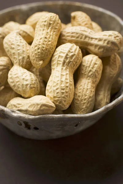 Varios cacahuetes en cáscara —  Fotos de Stock