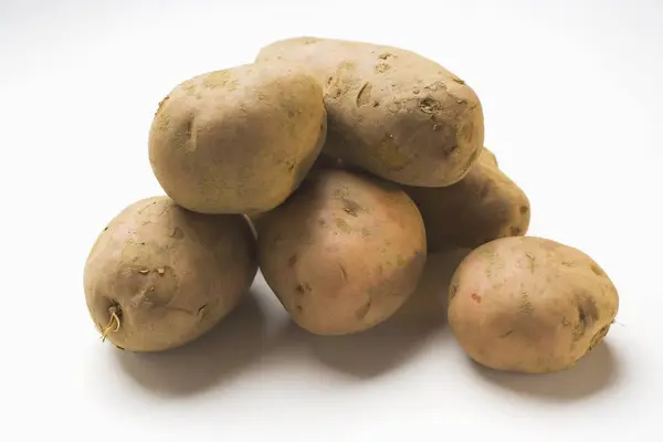 Flera rå röd potatis — Stockfoto