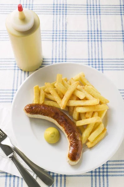 Currywurst worst met mosterd — Stockfoto