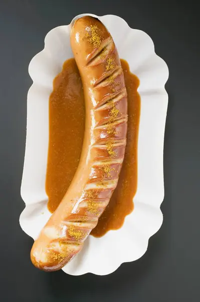 Currywurst mit Ketchup und Currypulver — Stockfoto