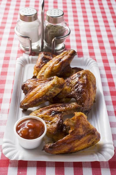Grillowane skrzydełka z kurczaka z ketchupem — Zdjęcie stockowe