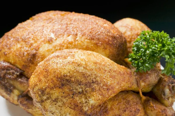 Пряный жареный цыпленок, украшенный петрушкой — стоковое фото