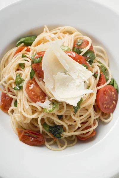 Spaghettis aux tomates cerises et au parmesan — Photo