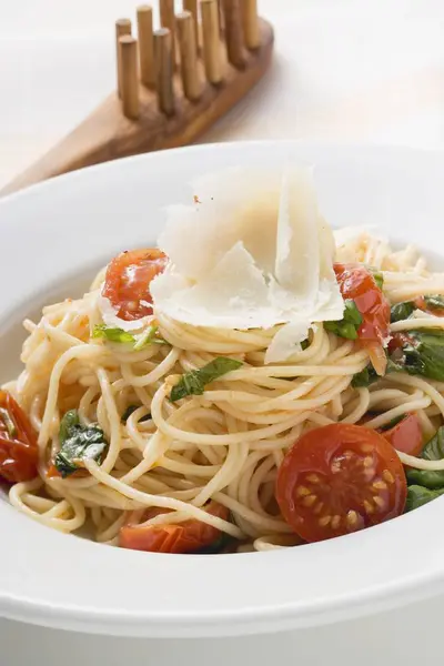 Spagetti med kirsebærtomater og parmesan – stockfoto