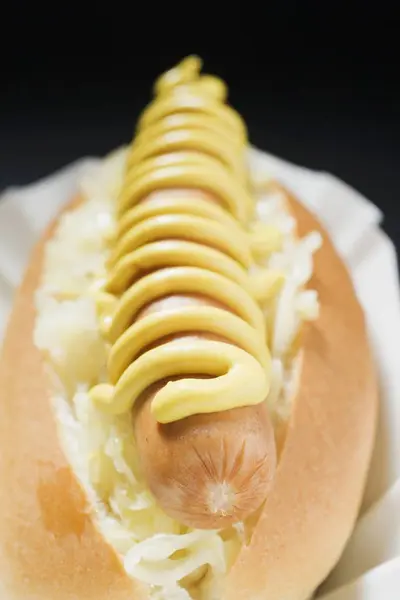 Hot dog met zuurkool en mosterd — Stockfoto