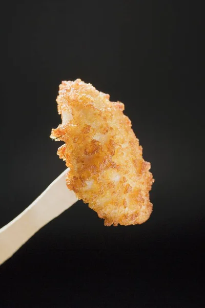 Nahaufnahme Von Chicken Nugget Auf Einer Holzgabel — Stockfoto