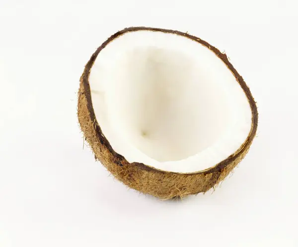 Hälften av kokos över vita — Stockfoto