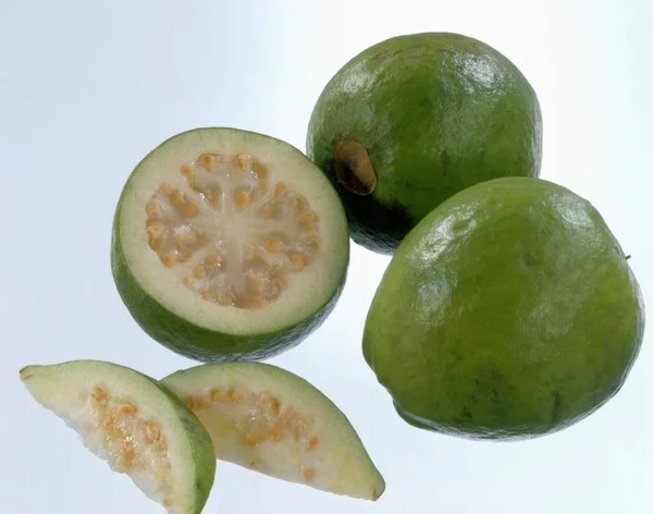 Bütün guavas dilimleri ile — Stok fotoğraf