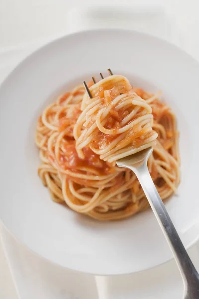 Espaguete com molho de tomate — Fotografia de Stock