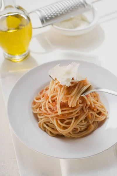 Spagetti paradicsomszósszal és parmezánnal — Stock Fotó