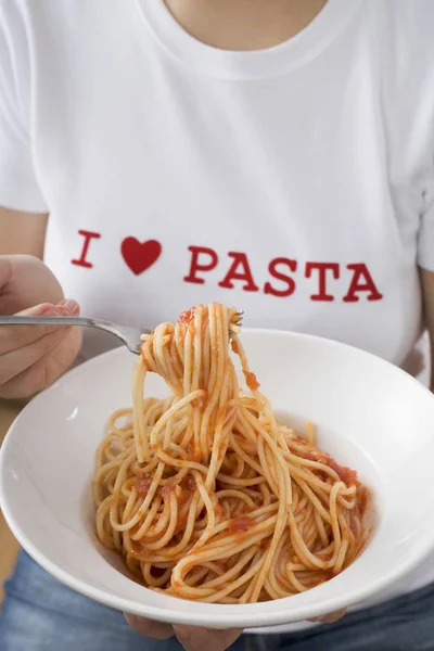 Donna che mangia spaghetti con salsa di pomodoro — Foto Stock