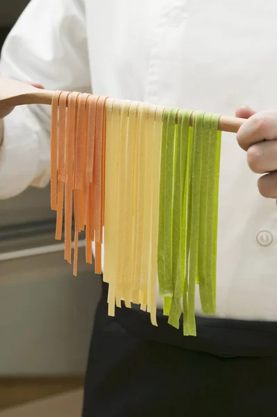 Kolorowe wstążki domowe makarony — Zdjęcie stockowe