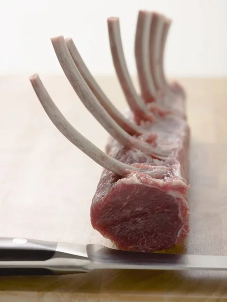 Crudo Rack di agnello sul tagliere — Foto Stock