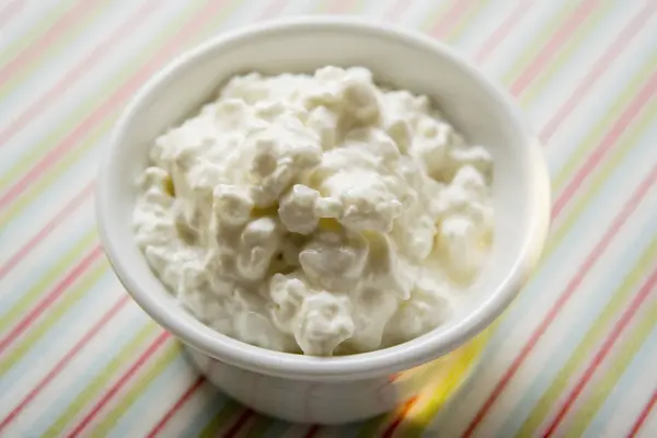 Cottage cheese in bowl — Stock Photo, Image