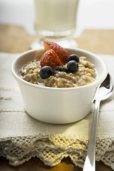Oatmeal porridge with berries — Stock Photo, Image