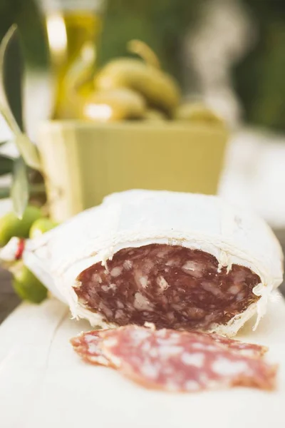 Kaas met salami en olijven op tafel — Stockfoto