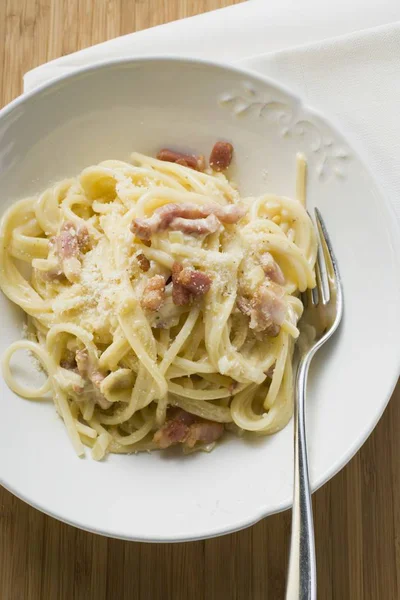 Spaghetti carbonara z mięsem i serem — Zdjęcie stockowe