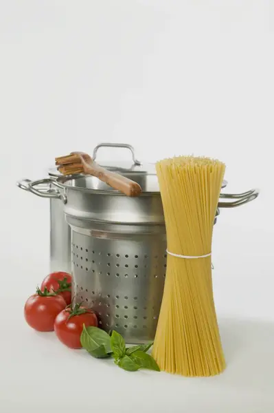 Espaguetis con sartenes y servidor —  Fotos de Stock