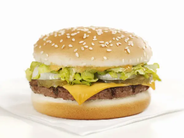 Cheeseburger na papírové ubrousky — Stock fotografie