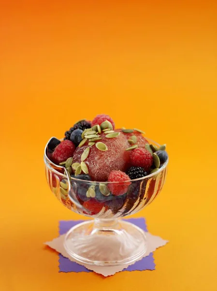 Detailní Pohled Zmrzlinový Pohár Čerstvým Ovocem Semena — Stock fotografie