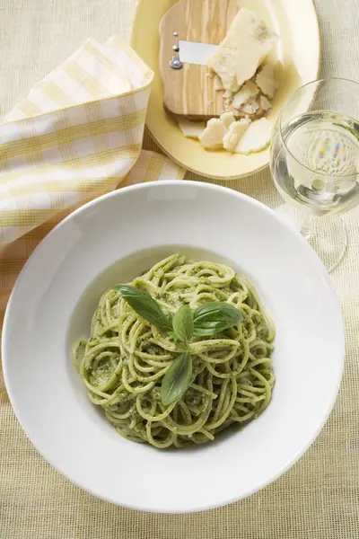 Spaghetti mit Pesto und Basilikum — Stockfoto