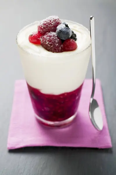 Primo Piano Vista Del Dessert Con Crema Alla Vaniglia Bacche — Foto Stock