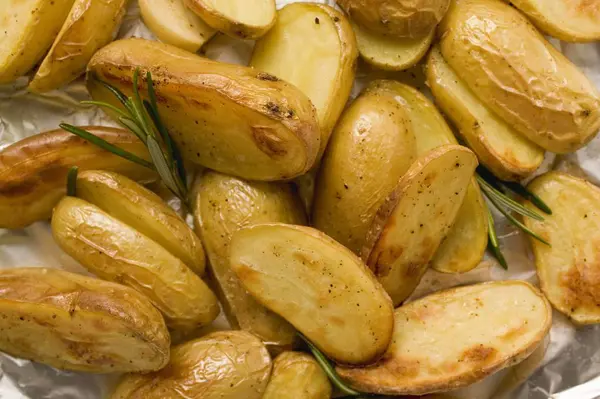 迷迭香烤的土豆 — 图库照片