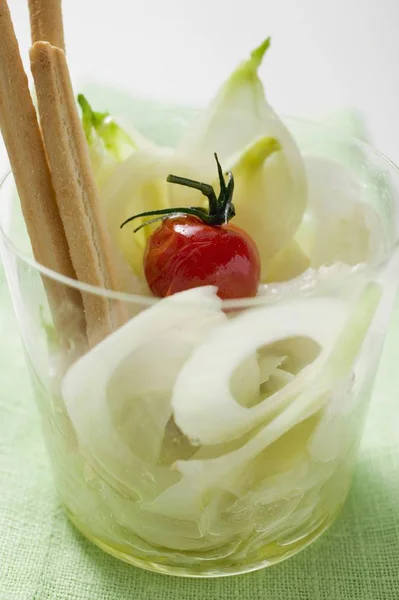 Acar Bawang Dengan Tomat Ceri Dan Grissini Dalam Cangkir Kaca — Stok Foto
